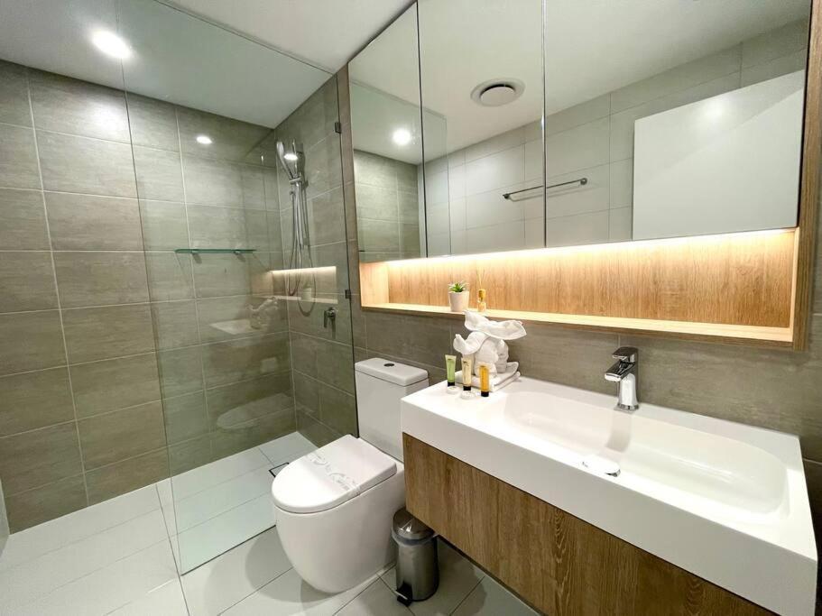 شقة New Impressive 180° River View 1 Bed Apt With Pool 47F غولد كوست المظهر الخارجي الصورة