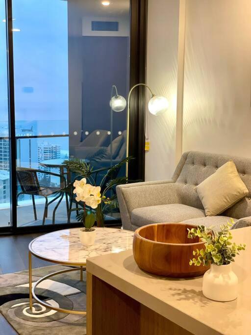 شقة New Impressive 180° River View 1 Bed Apt With Pool 47F غولد كوست المظهر الخارجي الصورة