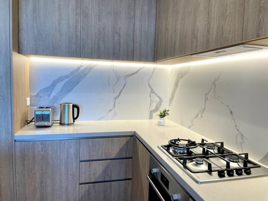 شقة New Impressive 180° River View 1 Bed Apt With Pool 47F غولد كوست المظهر الخارجي الصورة