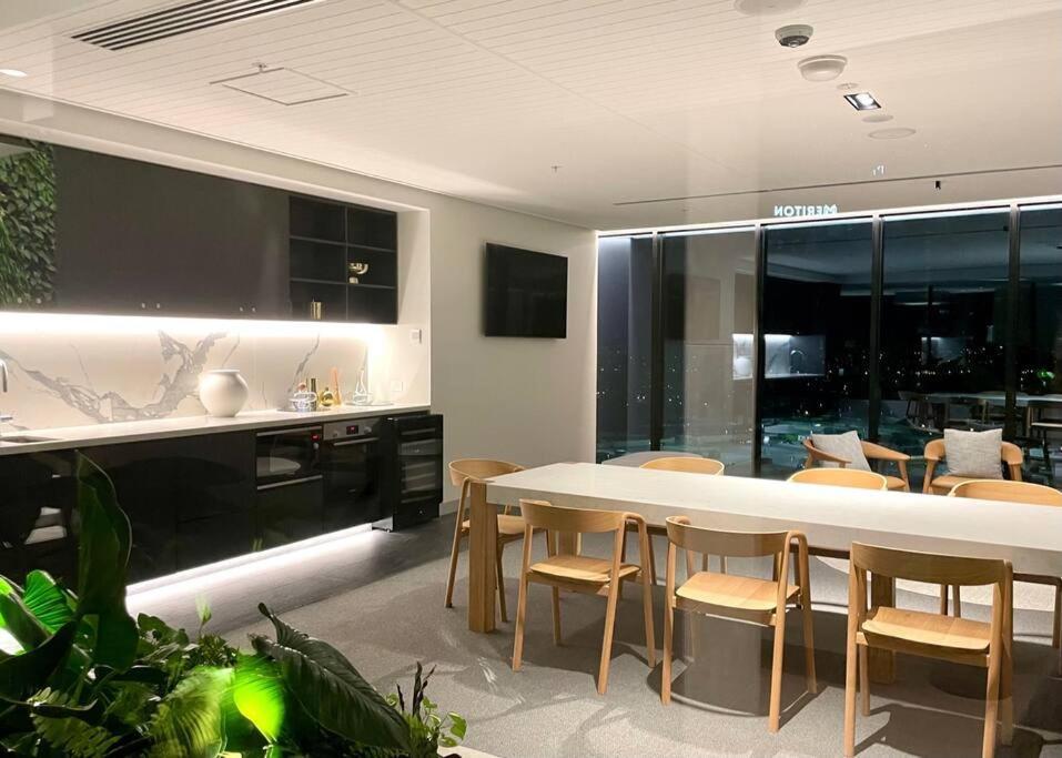 شقة New Impressive 180° River View 1 Bed Apt With Pool 47F غولد كوست المظهر الخارجي الصورة