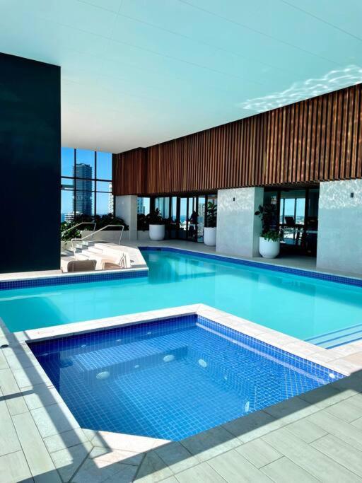 شقة New Impressive 180° River View 1 Bed Apt With Pool 47F غولد كوست المظهر الخارجي الصورة
